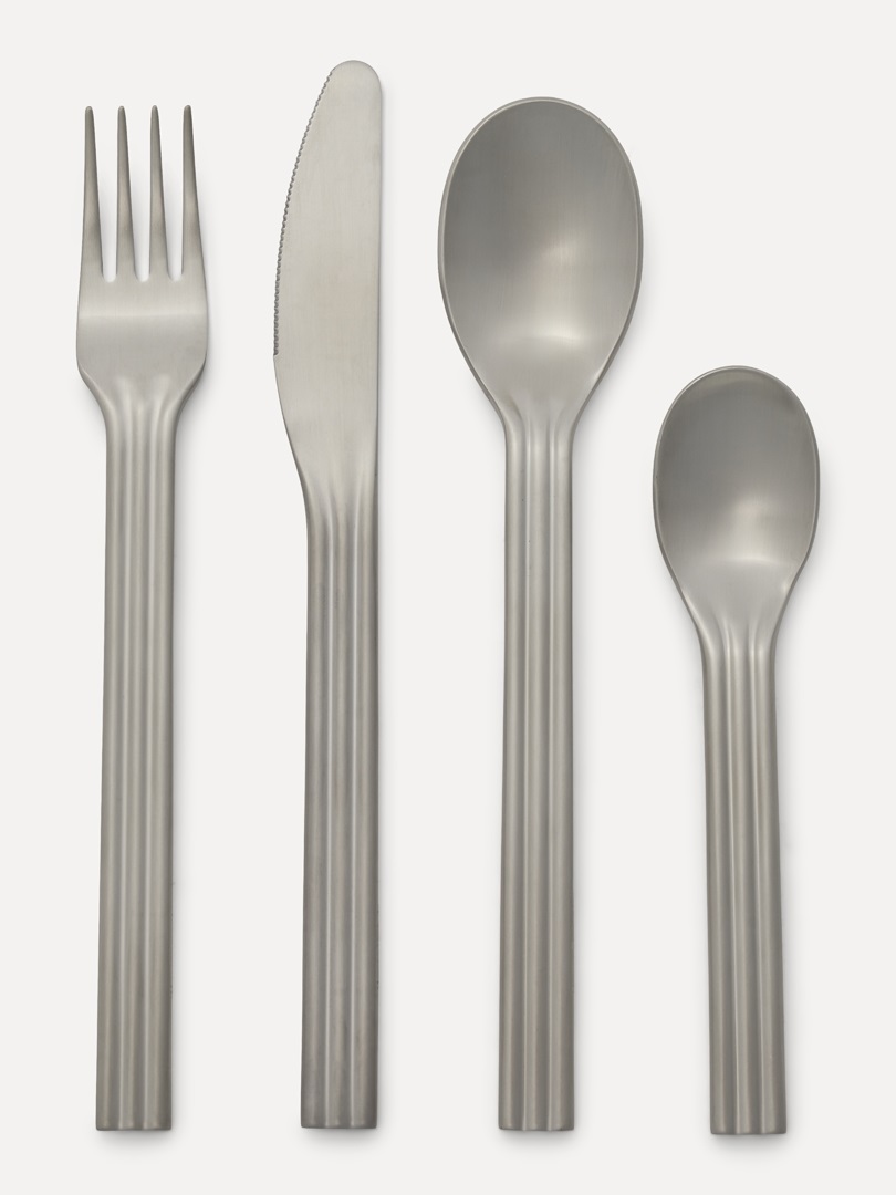 Varen er et bestiksæt af metal bestående af to gafler, to knive med små savtakker, to spiseskeer og to teskeer. Bestikkets håndtag har to furer, der løber i hele håndtagets længde.
Varen kan anvendes som service.
Det er oplyst, at varen består af rustfrit stål.
Varen foreligger som et sæt i fælles emballage bestående af en æske med særskilte rum til de forskellige bestikdele. 

Efter det oplyste, måler gaflerne og spiseskeerne 19 cm, knivene 20 cm og teskeerne 14 cm.