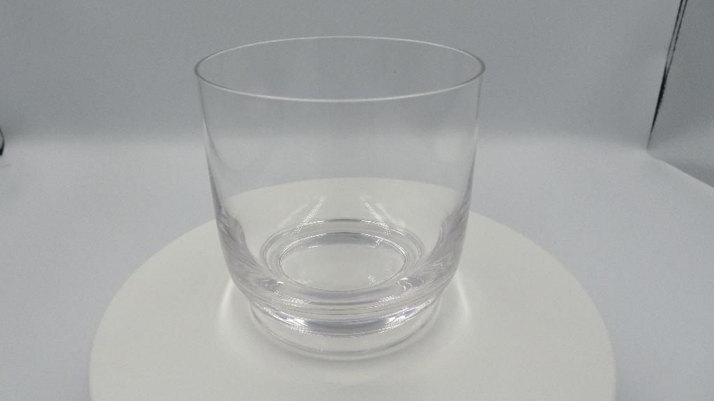 Varen er et rundt, gennemsigtigt, cylinderformet drikkeglas. Glasset har et dekorativ indhak mellem bunden og selve glasset, som danner en lille fod på glasset.
Varen kan anvendes som drikkeglas.
Det er oplyst at varen er fremstillet af blyfri krystal og ikke af hærdet glas.
Varens højde og diameter er cirka 8,5 cm.
Varen er gennemsigtig.