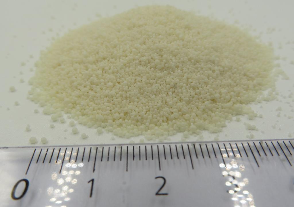 Varen er små runde kugler i varierende størrelser, som er matte og beigefarvede. Varen føles voksagtig.
Det er oplyst, at varen skal anvendes i produktion af is som emulgator/stabilisator for at forbedre isens struktur og konsistens.
Ifølge oplysningerne består varen af mono-diglycerid, CMC (carboxymethylcellulose), guar gum og carrageenan.
Det er oplyst, at varen pakkes i poser med 25 kg.