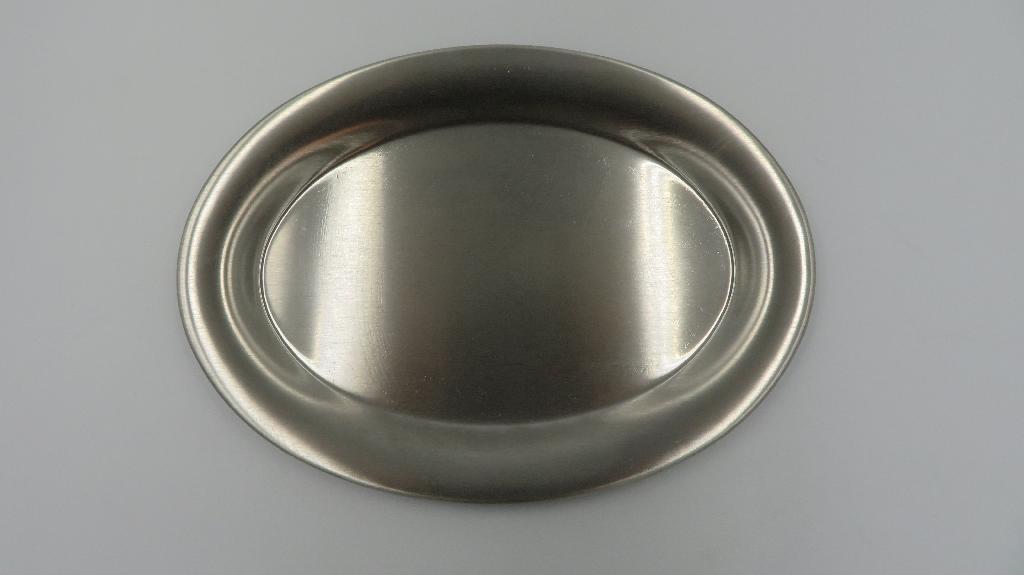 Varen er et ovalt udformet metalfad med hævet kant, der på den yderste del er ombukket.
Varen kan fx anvendes til servering af mad.
Det er oplyst, at varen består af rustfrit stål.
Varen måler ca. 20 cm x 14,5 cm x 1,1 cm.
