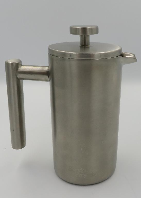 Varen er en cylindrisk stempelkande. Kanden har et greb, en hældetud og et låg. Låget er fladt i toppen og har en indvendig kant med en skrå side og har et hul i midten af låget egnet til et stempel. Stemplet har et greb foroven og en spiral af metaltråd samt filter i bunden.
Varen kan fx anvendes til at brygge kaffe og servere.
Det er oplyst, at varen består af rustfrit stål og er dobbeltvægget for at skabe en termoeffekt. Varen har ikke vakuumisolering.
Varen har en diameter på ca. 7,5 cm (uden greb og hældetud) og en højde på ca. 16,5 (inkl. låg og stempel).