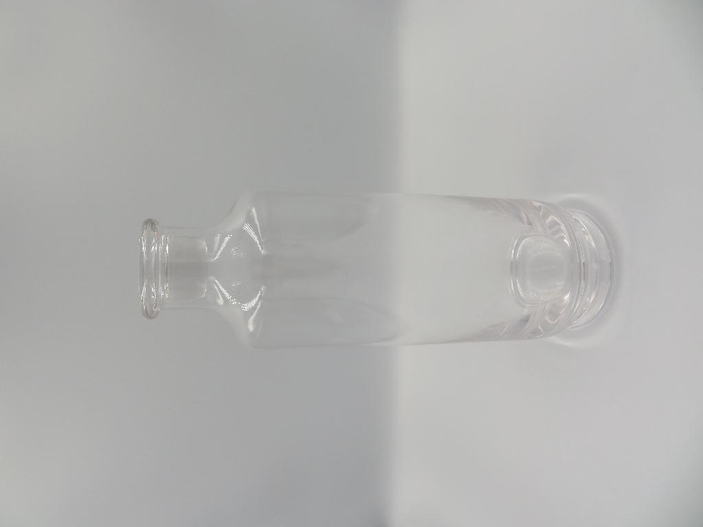 Varen er en gennemsigtig karaffel af glas med en løstsiddende gennemsigtig prop af glas. Karaflen har en cylindrisk udformning, som snævrer ind foroven. Bunden snævrer ind, så der dannes en ring af glas, der fungerer som en fod for varen.
Varen kan fx anvendes som en karaffel til drikkevarer.
Det er oplyst, at varen består af mundblæst, blyfrit krystalglas og er fremstillet ved manuel glasudtagning.
Varen måler ca. 25 cm i højden og ca. 8,5 cm i yderste diameter. Efter det oplyste, har varen en kapacitet på 900 ml.