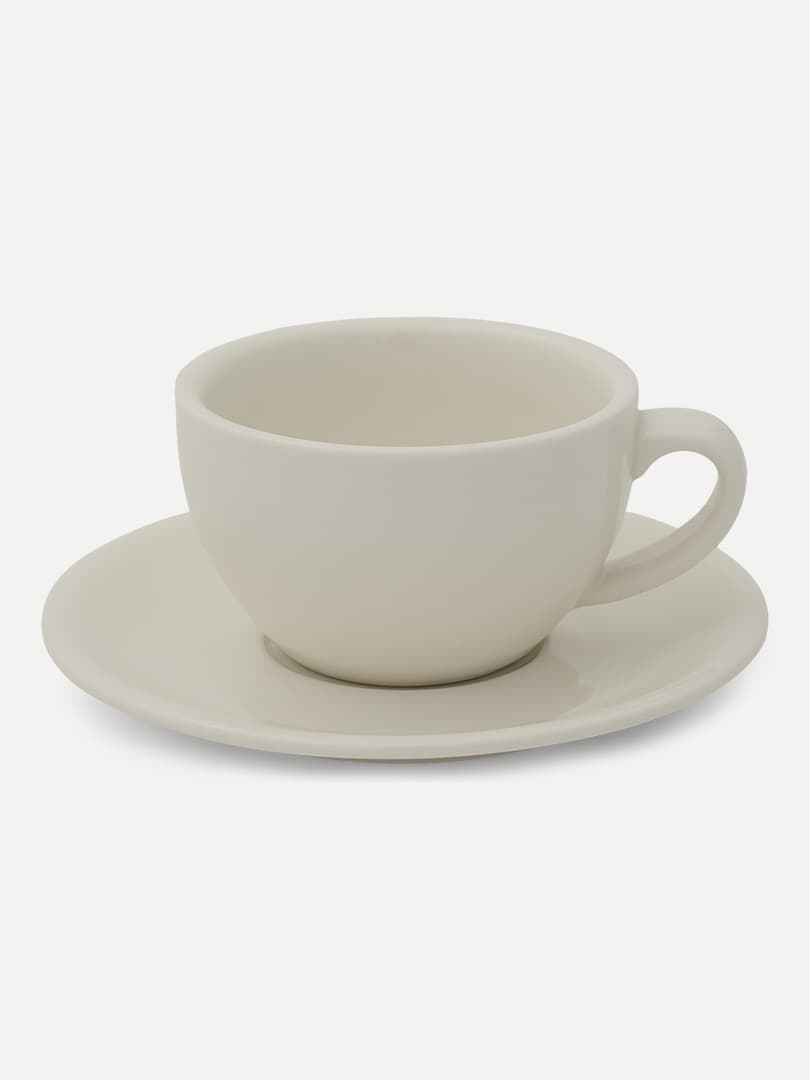 Varen er en kaffekop med tilhørende underkop. Koppen er rund med buede sider, der snævrer ind ned mod bunden, og en afrundet hank. Underkoppen er ligeledes rund, flad i midten og buer en smule opad ud mod kanten. I midten af underkoppen er der en rund fordybning, hvori kaffekoppens bund kan stå. I fordybningen er der en præget tekst. Under bunden på både kaffe- og underkoppen er der trykt en tekst.
Varen kan bruges som bordservice.
Det er oplyst, at varen er lavet af ”strengthen porcelain”.
Koppen er ca. 5,5 cm høj og måler ca. 9 cm i diameter i toppen og ca. 4,5 cm i dia-meter under bunden. Det er oplyst, at koppen indeholder cirka 180 ml.
Underkoppen måler ca. 14 cm i diameter og er ca. 1,9 cm høj.