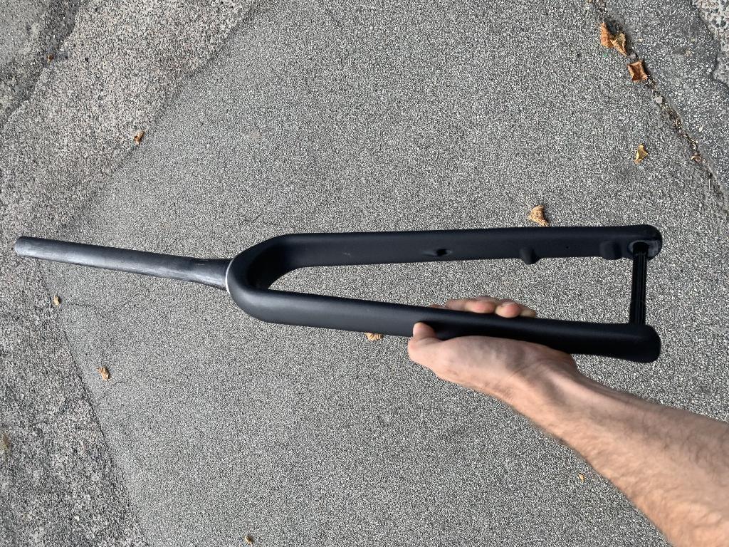 Varen er en forgaffel til en cykel med en konisk stilk. Forgaflen har to ben, en aksel og ingen affjedring. Langs varens ben kan varen forekomme med eller uden M5 beslag. Varen kan også forekomme med en semiintegreret bremsekabelføring.
Varen kan anvendes som en forgaffel til en cykel, og anvendes til allroad eller gravel cykler.
Det er oplyst, at varen består af kulfiber og aluminium.
Efter det oplyste, er varens kulfibermateriale behandlet med en mat sort grunder og fremstår rå. Den endelige lakering, som beskytter varen, mangler.  

Varen passer til hjulstørrelser op til 700x50 mm og akslen er 100x12 mm.