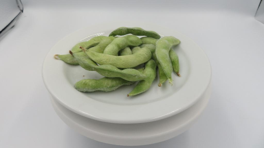 Varen er frosne sojabønner, af arten Glycine max, i bælg. Varen karakteriseres som en hel sojabønne, med en form som er typisk for bælgfrugter, med en størrelse på 4-6 cm, der ses udposninger på bælgen hvor selve bønnerne ligger. Smagen er fersk.
Varen er beregnet til fortæring, enten efter optøning eller tilberedt.
Varen er en hel bælg med bønner inden i, varen er blancheret og herefter frosset ved -18◦C. Det er oplyst, at varen ikke er tilsat ingredienser.

Ved organoleptisk undersøgelse, er det vurderet, at varen er fast i konsistensen, med bid svarende til en blanchering og smager fersk.
Det er oplyst, at varen er pakket i poser med 300, 350, 400, 500, 1000, og 2500g