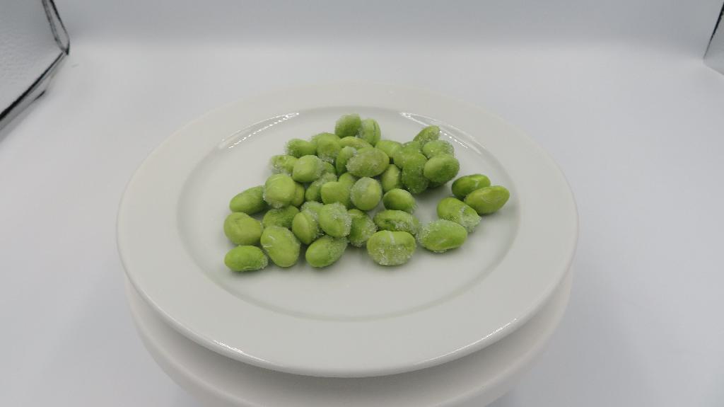 Varen er løse, frosne grønne sojabønner af arten Glycine max, uden bælg. Såkaldte mukimame bønner.  Varen er 1 - 2 cm lange, har typisk bønne form, let aflange, med en blank overflade.
Varen er beregnet til konsum, enten efter optøning eller tilberedt.
Varen består af løse sojabønner, som er blancheret og derefter frosset ved -18◦C. Det er oplyst, at varen ikke er tilsat andre ingredienser. 

Ved organoleptisk undersøgelse, er det vurderet, at varen er fast i konsistensen, med bid svarende til en blanchering og smager fersk.
Det er oplyst at varen er pakket i poser med 300, 350, 400, 500, 1000, og 2500g