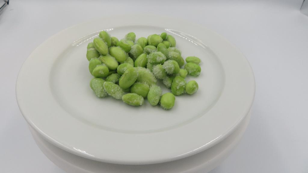 Varen er frosne grønne sojabønner af arten Glycine max, uden bælg. Såkaldte mukimame bønner. Varen er 1 - 2 cm lange, har typisk form for bønner, let aflange med en glat, blank overflade.
Varen er beregnet til konsum, enten optøet eller tilberedt.
Varen består af løse sojabønner, som er blancheret to gange og derefter frosset ved -18◦C. Det er oplyst, at varen ikke er tilsat andre ingredienser.
Pakningerne er oplyst til at indeholde 2500 gram.