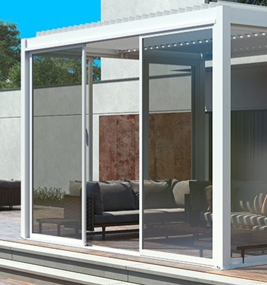 Varen er en skydedør bestående af tre glasplader i metalrammer.
Det er oplyst, at varen skal anvendes som skydedør til en pavillon/pergola. Skydedøren er delt op i tre sektioner/plader, hvor alle tre er flytbare.
Ifølge oplysningerne er varen fremstillet af plader af hærdet glas og rammer af pulverlakeret aluminium. 

Skydedøren foreligger i ikke samlet stand. Alle dele, som skal bruges til at samle og montere varen, medfølger.
Det er oplyst, at varen findes i forskellige mål afhængigt af hvilken størrelse pavillon/pergola varen skal anvendes til. Varen findes i følgende størrelser: 
-	3,70 m bred og 2,18 m høj
-	2,71 m bred og 2,18 m høj
-	3,96 m bred og 2,30 m høj