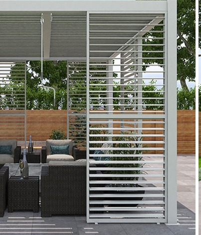 Varen er en rektangulær metalramme delt i to halvdele. På den korte led sidder der bevægelige lameller fra top til bund i rammen.
Det er oplyst, at varen skal anvendes som lamelvæg/sidevæg til en pergola. Lamelvæggens øverste og nederste halvdel kan åbnes og lukkes separat efter behov.
Ifølge oplysningerne, er varen fremstillet af aluminium.
Varen kan foreligge i forskellige størrelser med følgende mål: 
1,23 x 2,18 m
0,90 x 2,18 m.
1,23 x 2,32 m. 
0,93 x 2,32 m.

Varen foreligger i ikke samlet stand, og ifølge det foreliggende materiale foreligger alle dele der er nødvendige for at samle varen.