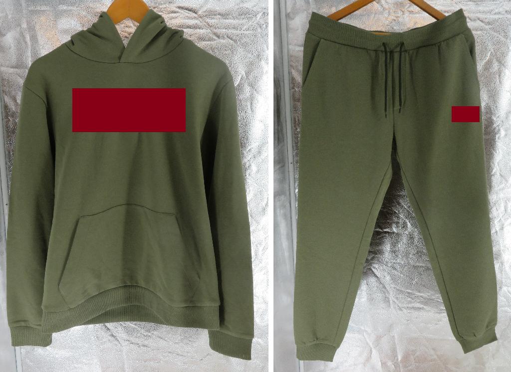 Varen består af et kombineret sæt af tøj, hvor den ene del udgør en sweatshirt som dækker overkroppen, og den anden del er benklæder som dækker underkroppen. Sættet er lavet af samme stof, har samme farve, og stoffet er opkradset på undersiden.  

Sweatshirten er af trikotage, har ribkant ved manchetterne og langs den nederste kant. Sweatshirten har en stor lomme påsyet på forsiden og en hætte fastsyet i halsudskæringen og et logo over brystet. Hætten overlapper venstre over højre i kanten af halsudskæringen på forsiden. Sweatshirten er sammenføjet ved syning. 

Benklæderne er af trikotage, går fra taljen ned til anklerne og omslutter hvert ben særskilt. Benklæderne har ribkant i taljen og ved anklerne. I taljen er en løbegang med snor til at stramme benklæderne. På fronten er der en snydegylp og en lomme i toppen af hvert bukseben, og der fremgår et logo på venstre bens lomme. Benklæderne er sammenføjet ved syning.
Varen er en beklædningsgenstand, som er beregnet til at blive båret direkte på kroppen og dækker hhv. over- og underkroppen.
Det er oplyst, at varen består af bomuld og polyester.
Den modtagende vareprøve foreligger sættet i str. L, og er pakket til detailsalg.