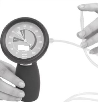 Varen er en håndholdt pumpeanordning udstyret med et manometer og tilhørende plastslanger med en længde på 100 cm.

Manometeret er analogt og sidder på en manuel blæsebold. Blæsebolden er aflang, så den passer i hånden, og har en vakuum-ventil i bunden.

Manometeret har et skivedisplay med indikatornål. Manometeret kan enten måle fra 0 – 120 eller 0 – 60. Måleenheden er i cmH2O.
Bag på manometeret sidder en rød udløserventil, en krog til ophæng og et forbindelsesstik til kobling med plastslangerne.

Plastslangerne har luer lock-forbindelsesdele i enderne.
Varen anvendes til at måle og kontrollere tryk.

Trykket justeres ved hjælp af blæsebolden og udløserventilen.

Det er oplyst, at varen er specielt udformet til anvendelse med luftrørs- og luftvejs-manchetter (et medicinsk formål).
Varen er pakket i papkasser. Der er en pumpeanordning og ti slanger i hver kasse.