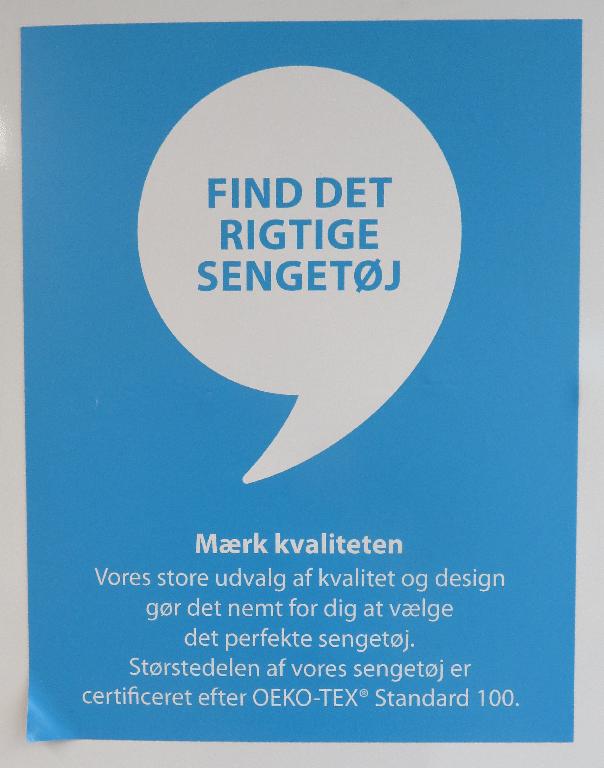 Varen er en fleksibel rektangulær plakat med tryk på forsiden, en magnetfolie på bagsiden og et plastlag i midten. Trykket skaber opmærksomhed for sengetøj og opfordrer læseren til at mærke sig frem for at finde det rigtige sengetøj. Trykket har et reklamebudskab eller reklamelignende budskab.
Varen kan anvendes til at blive ophængt på magnetiske flader og spreder budskabet fra trykket.
Efter det oplyste består varen af magnetfolie og PVC.
Det er oplyst, at varen har 0,3 mm magnetfolie.

Varen fås i forskellige størrelser og den modtaget vareprøve måler ca. 45 x 35,8 cm.