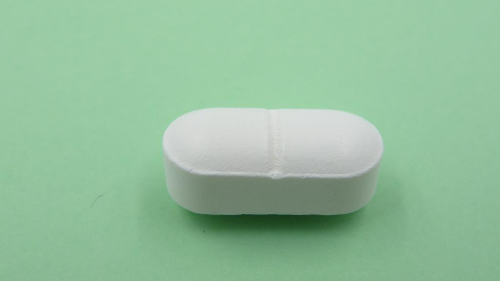 Varen er en filmovertrukken, hvid tablet med en oval form. Den har en glat side og hvælvet top og bund. I midten af toppen og bunden er der lavet en fordybning på tværs af tabletten, så den lettere kan deles i to.
Det er oplyst, at varen anvendes til symptomlindring ved let til moderat slidgigt i knæet.
Varen skal ifølge det oplyste synkes hele og den kan tages med eller uden mad.
Daglig dosis er oplyst til at være 1500 mg glucosaminsulfat, hvilket svarer til én tablet.
En tablet måler ca. 9,5 x 21 mm.
En tablet indeholder 1884 mg glucosaminsulfatnatriumchlorid, hvilket svarer til 1500 mg glucosaminsulfat. Herudover indeholder varen nogle hjælpestoffer.
Varen foreligger i emballage til detailsalg, og der medfølger efter det oplyste en indlægsseddel med oplysninger om, hvilke symptomer den anvendes mod, koncentrationen af det virksomme stof, doseringen og anvendelsesmåden.
