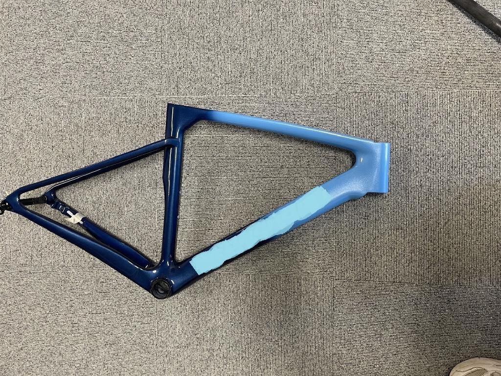 Varen er et stel til en tohjulet cykel. Stellet er nærmest rombe-formet og er forberedt til montering af forgaffel, saddelpind, pedaler og baghjul. Denne BTO omfatter kun stellet.
Varen er beregnet til fremstilling af en cykel.
Det er oplyst, at varen er støbt i carbon/kulfiber indeholdende kunstharpiks og har enkelte aluminiumsdele monteret eller indstøbt fx skruer.
Ifølge det oplyste forefindes varen i fem størrelser og i forskellige farver.
Det er oplyst, at varen er påsat plastrør under transporten.