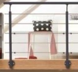 Varen er et gelænder-kit i ikke-samlet stand.
Varen omfatter ifølge det modtagne materiale: 
2 aluminiumsstolper med wireholdere monteret på, 
5 fyldningsrør af rustfrit stål, 
1 håndliste af aluminium, 
4 skruer med tilhørende spændebeslag, 
2 arme til stolper med tilhørende beslag, 
2 top-afdækningsbeslag,
2 fødder til vægmontage. 

I emballagen er også en kasse indeholdende: 
2 endekapper til håndlisten, 
10 propper til fyldningsrørene,
1 pose med 5 rørforbindelser og skruer.
Det er oplyst, at varen anvendes til steder, hvor der er behov for afskærmning. Som eksempel herpå nævnes ved en afsats eller som støtte ved trapper.
Når varen er samlet, fremstår den som et vægmonteret gelænder med tværgående fyldningsrør.
Efter det oplyste indeholder detailsalgsemballagen alle dele, der er nødvendige for at samle et færdigt gelænder. Delene er oplyst til at være lavet af aluminium, rustfrit stål, plast og stål. 
Varen er klar til montering uden yderligere tilpasning.
Varen foreligger efter det oplyste i detailsalgsemballage