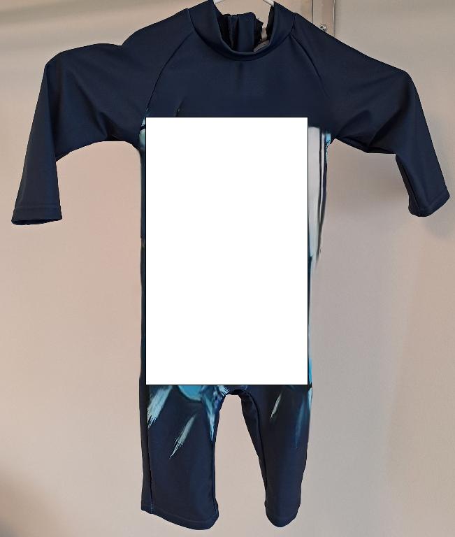Varen er en badedragt (swimsuit) af trikotage til børn. 

Varen foreligger som én del, der dækker overkroppen. Varen har lange ærmer og korte ben.
Varen har lynlåslukning fra nakken og ned til midt på ryggen. Der er en lynlåsbeskytter i nakken.
Varen har funktion af badebeklædning til børn.
Det er oplyst, at varen består af polyester og elastan.
Det fremgår af det modtagne materiale, og det er oplyst af virksomheden, at varen findes i flere forskellige størrelser. Denne BTO omfatter varen i tøjstørrelser til børn med en legemshøjde på over 86 cm. Der er modtaget vareprøve i størrelse 92.
