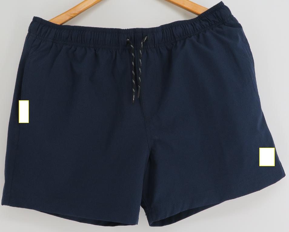 Varen er shorts, som går til over knæet. I taljen har varen en ca. 4 cm bred elastisk linning med snøre. Indvendigt er varen udstyret med en trusse af mesh, som er syet med en lille fold nederst i skridtet. Varen har en åben baglomme påsyet, samt en åben sidelomme i hver side.
Det er oplyst, at varen kan anvendes som badebukser.
Varen er ifølge oplysningerne fremstillet af vævet polyester.
Varen findes i voksenstørrelser. I str. L har varen en sidelængde på ca. 39 cm.
