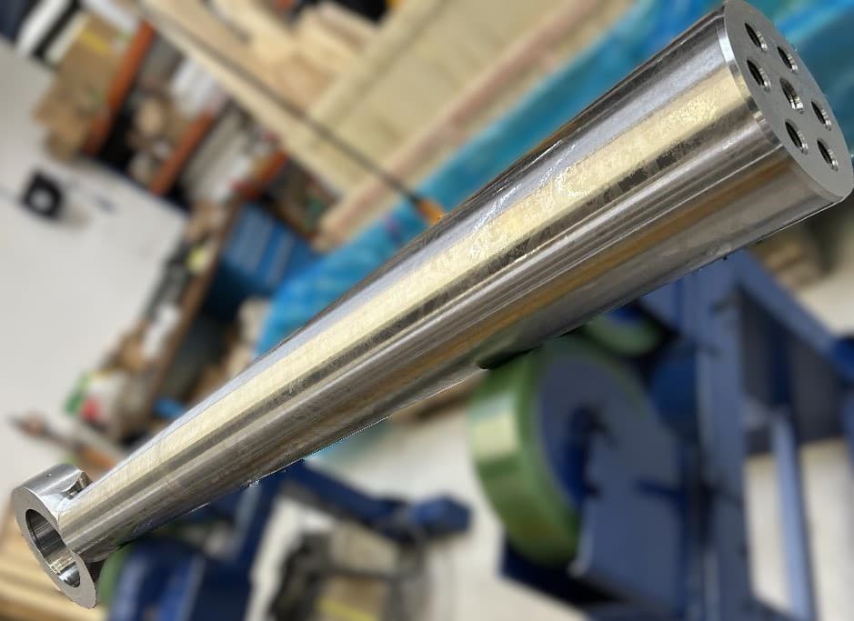 Varen er en cylinderformet stang med øje i den ene ende, og i den anden ende er varen perforeret med syv huller.
Det er oplyst, at varen er en stempelstang, som skal anvendes i en hydraulisk cylinder.
Ifølge oplysningerne består varen af legeret stål. Varen skal igennem yderligere forarbejdning efter import, hvor den forkromes og hærdes.
Varen er oplyst til at måle 2.847,34 mm i længden, 220,3 mm i diameter og øjet i den ene ende måler 254 mm i radius. Varen har en vægt på 847,1 kg.