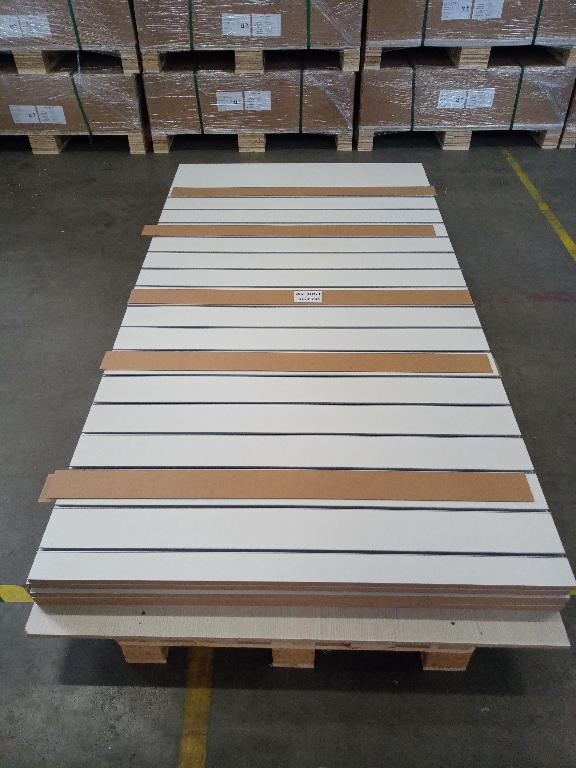 Varen er en rektangulær plade af træ, hvorpå der ses parallelle udskæringer, som sidder med samme afstand i hele pladens højde, og i hver af disse udskæringer, sidder en skinne af aluminium. I hver ende af pladen er der henholdsvis kortere og længere afstand til første udskæring.
Det er oplyst at varen anvendes som en del af et butiksinventarsystem.
Det er oplyst, at varen består af MDF plade og aluminiumsskinner.
Det er oplyst, at varens mål er: 2250 mm x 1200 mm x 19 mm.
Varen foreligger på paller ved indførsel. 
Det er oplyst, at der kun er tale om selve pladen inklusive skinner, og at der ikke følger hylder, kroge, eller andet tilbehør med ved indførsel.