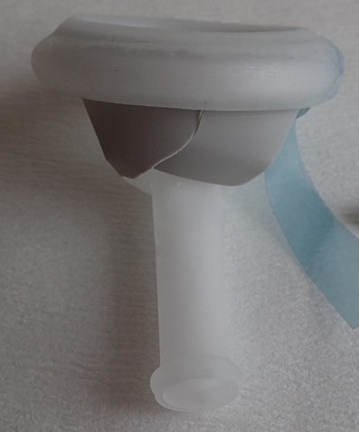 Varen ligner et kondom, som i enden er tragtformet med en afløbsstuds. På indersiden er der klæbemiddel. Der er fastgjort en strip til varen. Varen foreligger sammenrullet om et plaststykke af hård plast.
Varen anvendes som et udvendigt kateter til mænd der leder urin videre til en urinpose. Urinposen er ikke omfattet af denne BTO.
Det er oplyst, at varen er lavet af SEB (Styrene-ethylene-butylene), PP (Polypropylene), PE (Polyethylene), talkum, klæbemateriale, silikone og pigmenter.
Varen fås i forskellige størrelser (længder og diameter).

Varen er pakket individuelt i PET/PE-film i pakninger til detailsalg.