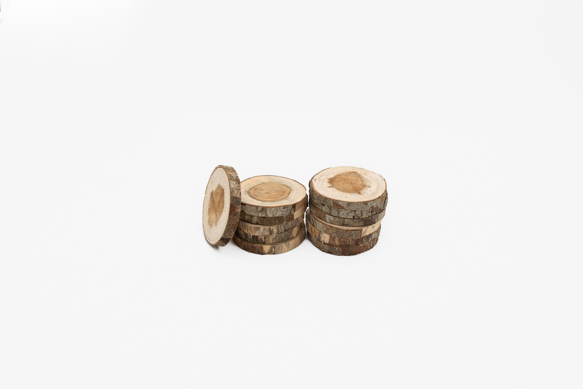 Varen er grenskiver, der er 8-10 cm i diameter og 5-10 mm tykke.
Det er oplyst, at varen er velegnet til kunst- og håndværksprojekter samt dekorative formål.
Ifølge det oplyste er grenskiverne af akacietræ.
Varen er pakket i detailsalgsemballage med 12 skiver.