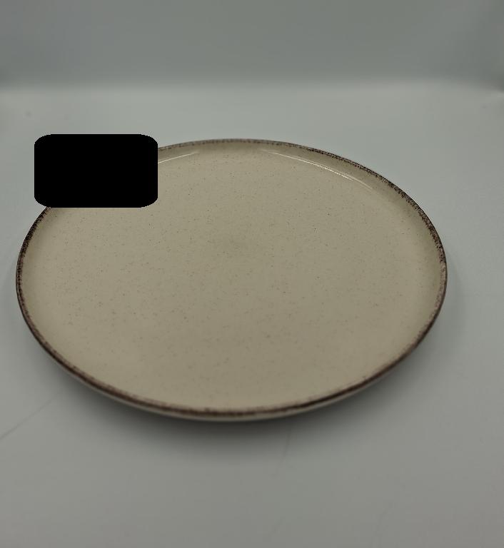 Varen er en rund, flad tallerken. 
Varen er beige med små brune prikker, og rundt langs varens øvre kant er der en smal og ujævn brun kant. Varen er glaseret med en blank glasur på nær den ringformet forhøjning under bunden, som er uden glasur.
Varen anvendes som bordservice.
Varen består af keramisk materiale.
Varen har en diameter på 27 cm og en højde på ca. 2,5 cm.