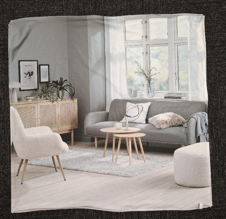 Varen består af et trykt, kvadratisk stykke tekstilstof, der langs hver kant har påsyet en liste af plast. Varen har ingen tekst, men viser et billede af et møbleret rum.
Det er oplyst, at varen anvendes som reklamebanner.
Varen består af tekstilstof (trikotage) og plastlister, der ifølge det oplyste er lavet af PVC.
Varen måler ca. 90 x 90 cm. Plastlisterne er ca. 2 mm tyk og 14 mm bred.