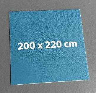 Varen er et fladt kvadrat af plast, der er hvidt på den ene side og har farvet baggrund med hvid tekst på den anden side.
Det er oplyst, at varen er beregnet til at sætte på en hylde på en reol i en butik, så kunden kan læse, hvilke størrelser der ligger på hylden.
Ifølge det oplyste er varen lavet af plast.
Varen måler 6 x 6 cm.