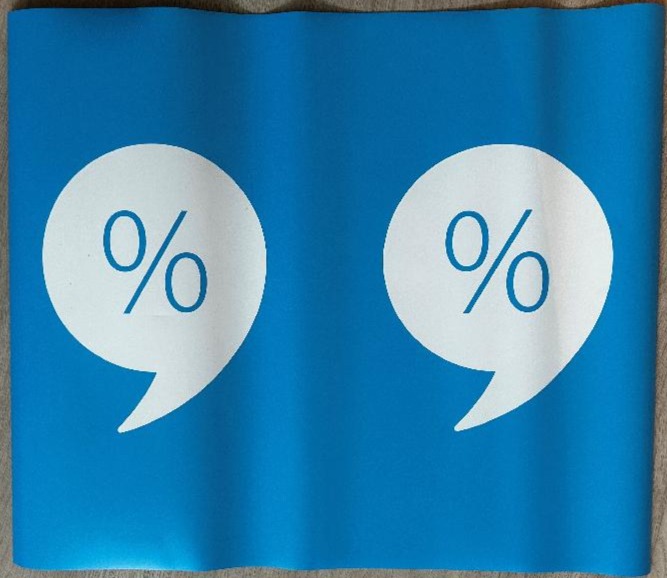Varen er en fleksibel rektangulær plakat bestående af plast med tryk og en magnet-folie på bagsiden.

Trykket er to %-tegn i hver sin taleboble, som skal henlede opmærksomheden for, at der er en besparelse på en %-sats på produktet, som det hænger ved. Trykket har et reklamelignende budskab.
Varen kan anvendes til at blive ophængt på magnetiske flader og spreder budskabet fra trykket.
Det er oplyst, at varen består af en magnetfolie og PVC.
Det er oplyst, at varen har 0,3 mm magnetfolie. 

Den modtagne vareprøve måler ca. 55x46 cm.