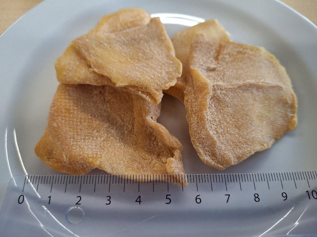 Varen er flade, uensartede stykker af tørret mango. Mangostykkerne er orange og har en ru overflade med et hvidt pulver. Varen dufter og smager syrligt og sødt af mango, og har en lidt skarp smag, der prikker på tungen.
Varen er en fødevare, der kan spises om den er.
Varen er mango med citron- og chilismag og består af mango, sukker, citronpulver, salt, naturlige aromaer (citron), surhedsregulerende middel (citronsyre), chilipulver, konserveringsmiddel (natriumdisulfit).
Varen foreligger i detailsalgspakninger med en nettovægt på 100 g.