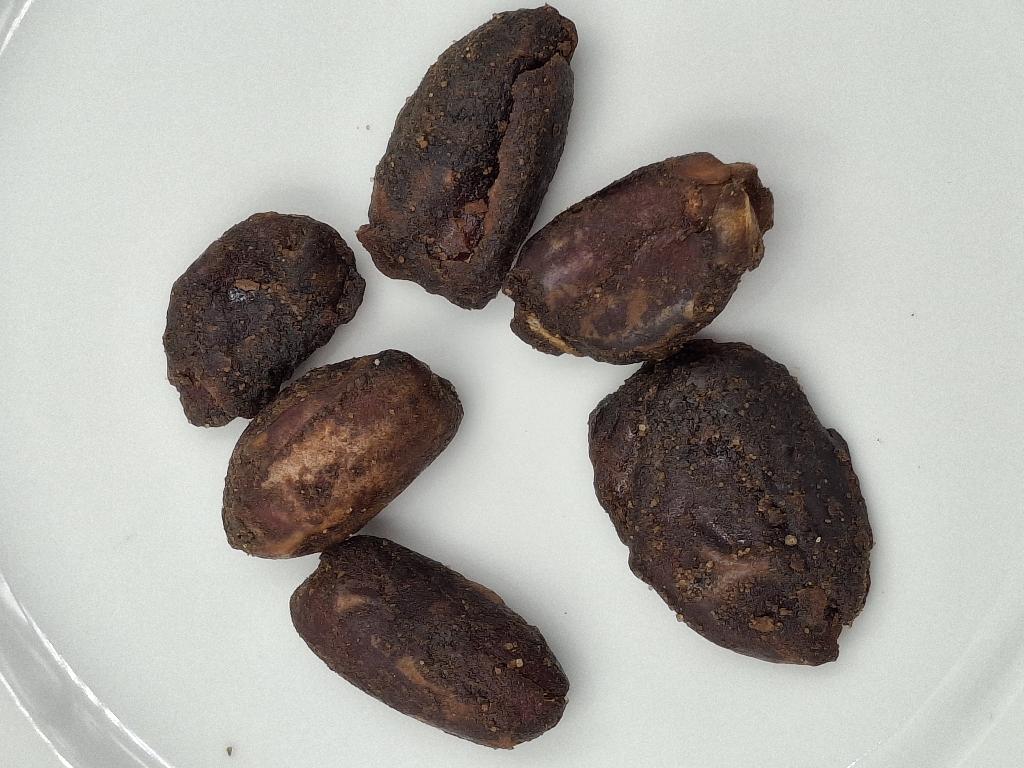 Varen består af hele, tørrede dadler uden sten med et tyndt lag af et mørkt, grynet pulver på ydersiden. De dufter af salmiaklakrids, smager af lakrids og en smule sødt af daddel og har konsistens som tørret daddel.
Varen er en fødevare, der kan spises uden tilberedning.
Det er oplyst, at varen består af tørrede, udstenede dadler, lakridsekstraktpulver, olie og salmiak.
Varen er pakket til detailsalg i folieposer med stå-bund, genluk i toppen og en nettovægt på 100 gram.