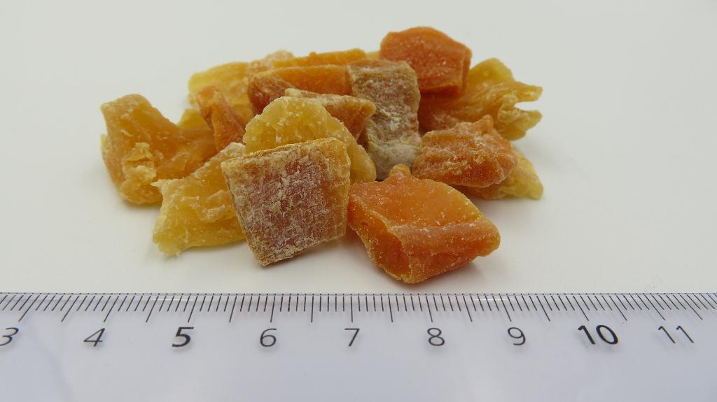 Varen er en blanding af uensartede stykker af tørret frugt med en tynd belægning af et hvidt pulver. Stykkerne af frugt fremstår som gulorange stykker af tørret mango, mørkeorange stykker af tørret fersken og bleggule stykker af tørret ananas. Varen smager sødt af frugterne og dufter sødligt af frugt.
Varen er en fødevare, der kan spises som snack uden tilberedning.
Det er oplyst, at varen består af mango, fersken, ananas, sukker, citronsyre, konsistensmiddel, konserveringsmiddel, fersken pulver.
Varen er pakket til detailsalg i folieposer med stå-bund, genluk i toppen og en nettovægt på 100 gram.