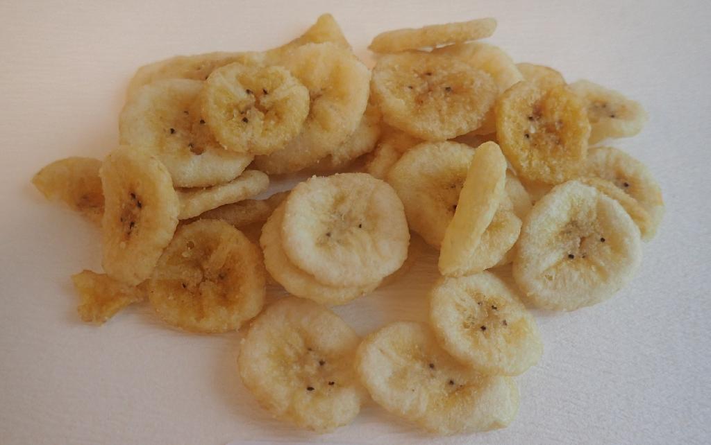 Varen er sprøde, tynde og lysegule skiver af banan. De dufter og smager sødt af banan.
Ifølge oplysningerne på emballagen er varen spiseklar.
Det er oplyst, at varen består af banan og palmeolie.
Varen foreligger i detailsalgsemballage med en nettovægt på 100 g.