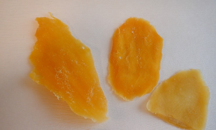 Varen er gule og bløde skiver af tørret frugt. Skiverne har varierende størrelser og tykkelser, og der er lidt hvidt pulver på.
Varen dufter og smager sødt og syrligt af mango.
Ifølge oplysningerne på emballagen er varen spiseklar.
Af emballagen fremgår det, at varen består af mango, rørsukker, fugtighedsbevarende middel, surhedsregulerende middel og konserveringsmiddel.
Den modtagne vareprøve foreligger i emballage med nettovægt på 200 gram.