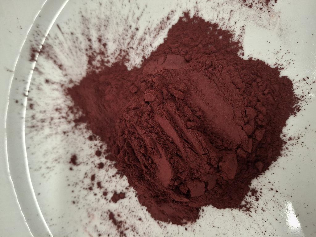 Varen er et fritflydende pulver, der har en mørk rødbrun farve.
Varen anvendes til fremstilling af fødevarefarvestoffet ”annatto” ved tilsætning af andre ingredienser.
Det er oplyst, at varen er et ekstrakt af annattofrø. 

Varen har efter det oplyste et højt indhold af bixin.