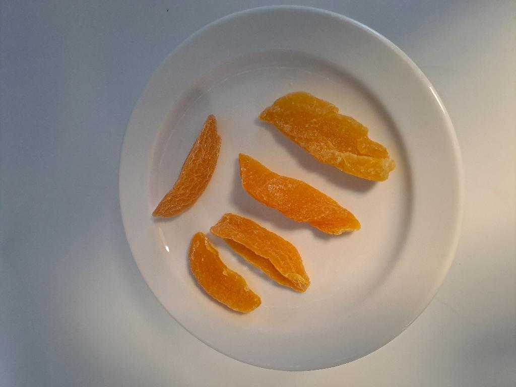 Varen er orange både af tørret fersken. Bådene er bløde i konsistensen og har varierende størrelser og tykkelser. Overfladen er ru og belagt med fine hvide krystaller i overfladen. Den dufter og smager sødt af fersken.
Ifølge oplysningerne på emballagen er varen spiseklar.
Af emballagen fremgår det, at varen består af fersken, sukker, surhedsregulerende middel, ferskenpulver og konserveringsmiddel.
Den modtagne vareprøve foreligger i emballage med nettovægt på 100 gram.