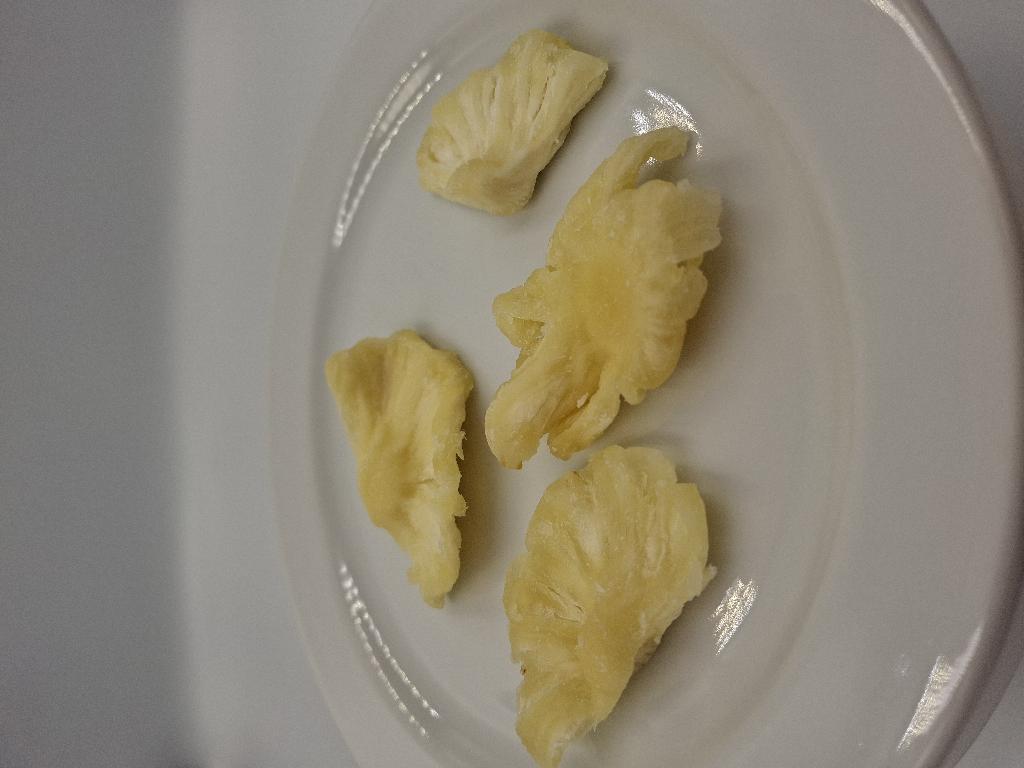 Varen er uensartede stykker af tørret ananas. Ananasstykkerne er gule med hvidt pulver. Varen har en sød duft af ananas. Varen smager mildt af ananas.
Varen er en fødevare og kan spises uden yderligere tilberedning.
Det er oplyst, at varen består af ananas, sukker, surhedsregulerende middel og konserveringsmiddel.
Varen er pakket i detailsalgsemballage med ståbund. Oplyst nettovægt: 60g.