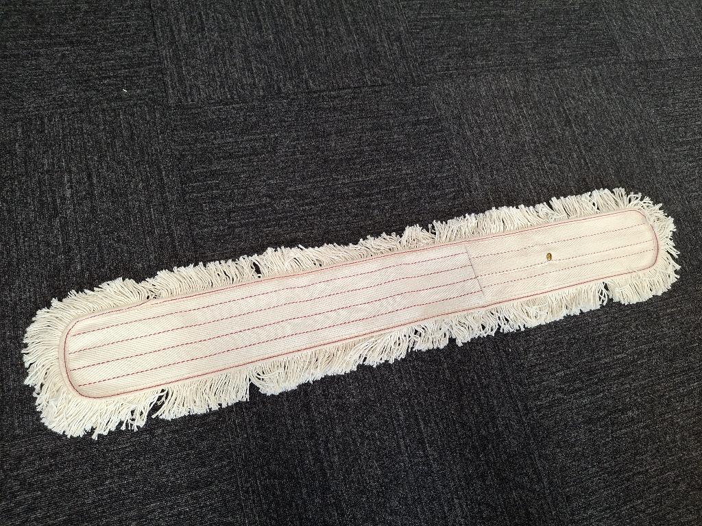 Varen er en aflang gulvklud af tekstil med afrundede hjørner. Varen har en forside og en bagside, der er syet sammen langs kanten med kantbånd. Forsiden har påsyede frynser af garn, så frynserne dækker hele forsiden. Bagsiden har en åbning i den ene ende, der kan lukkes med en trykknap.
Varen anvendes til rengøring af gulve.
Varens forside er af vævet tekstil med påsyede frynser af bomuldsgarn. Bagsiden er af det samme vævede tekstil som forsiden, men bagsiden har ingen frynser.  

Det er oplyst, at varen består af bomuld.
Efter det oplyste forefindes varen i længderne 40 cm, 60 cm, 80 cm og 100 cm (modtagne vareprøve).

Den modtagne vareprøve har følgende mål, når frynserne ikke måles med: ca. 102 cm lang og ca. 13 cm bred; 
Vareprøve har følgende mål, når frynserne måles med: ca. 113 cm lang og ca. 33 cm bred.