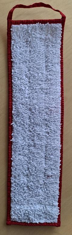 Varen er en rektangulær klud med en blød forside af tekstil med luv (chenille). Rundt langs varens fire kanter er der påsyet kantbånd. I den ene ende er der en tekstilhank. Varens bagside er af gennemsigtigt tekstil og bagved ses et hvidt tekstil med grønne motiver. På bagsiden er der påsyede fire tekstilstrimler i forskellige farver.
Varen anvendes til rengøring.
Varen består af flere lag tekstil og har en forside af trikotage med luv (chenille). Det er angivet, at varen er af mikrofiber.
Varen forefindes i forskellige farver og i længderne 30 cm, 40 cm (modtagne vareprøve) og 60 cm. 
Den modtagne vareprøve har følgende mål: ca. 13 cm bred, ca. 42 cm på den ene langside og ca. 46 cm. på den anden langside.