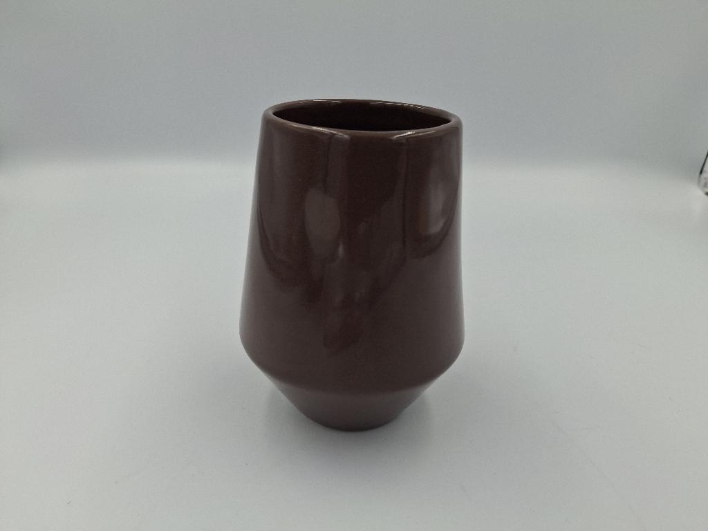 Varen er en keramisk cirkulær beholder, der er smal i bunden og som bliver bredere op til ca. 1/3 del af højden, herefter bliver varen med sin koniske udformning smallere op mod toppen
Det er oplyst, at varen er et tandbørstekrus.
Varen er lavet af keramisk materiale.
Den udleverede vareprøve måler 10,5 cm i højden, 4 cm i diameter i bunden, 5,6 cm i diameter i toppen og 7,5 cm i diameter ved største omkreds.