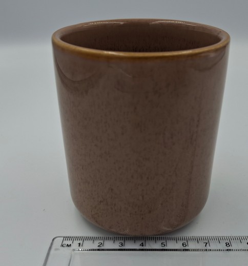 Varen er en let marmoreret keramisk cylinderformet beholder. Den nederste del af beholderen buer indad mod bunden. Varen er glaseret både udvendig og indvendigt.
Det er oplyst, at varen er et tandbørstekrus.
Varen er lavet af keramisk materiale.
Den udleverede vareprøve måler 9,2 cm i højden, ca. 7,6 cm i diameter i toppen og ca. 5,7 cm i diameter i bunden.