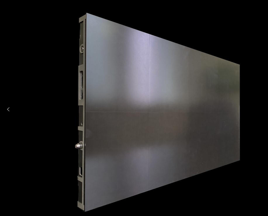 Varen er en LED-skærm bestående af flere individuelle firkantede LED-kabinetter, som er op til 1000 mm høje og 1000 mm brede. LED-kabinetterne er produceret i sprøjtestøbt aluminium og bygget af flere LED-moduler.
LED-skærmene anvendes til skiltning og som informationsskærme ved offentlig visning.
Det er oplyst, at LED-modulerne er opbygget af print, hvor LED-chips er monteret direkte på printet (Chip On Board) og indstøbt i en klar støbemasse. Støbningen giver en glat skærmoverflade. LED-modulerne er op til 500 mm høje og op til 500 mm brede, med en pixelafstand fra 2,6 mm og ned til 0,6 mm. Lysstyrken er fra 500 til 1200 cd/m2 og opdateringsfrekvensen er mere end 1000Hz.

Virksomheden oplyser, at LED-skærmen er designet med et styresystem samt en processor. Styresystemet behandler billedsignaler fra et tilsluttet automatisk databehandlingsanlæg (ikke en del af denne BTO). Signalerne bliver pixelmappet således, at LED-modulerne producerer billederne og disse således passer til skærmen. Styresystemsprocessoren kan modtage de alment kendte signalformater som automatiske databehandlingsanlæg kan producere, bl.a. DVI, HDMI, Displayport.
Varen foreligger i ikke-samlet stand og samles først ved installation.