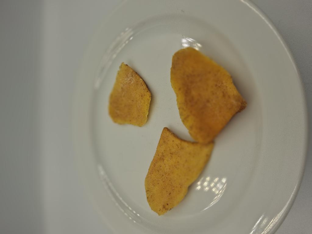 Varen er flade, uensartede stykker af tørret mango. Mangostykkerne er orange med brunt pulver. Varen har en smag af hindbær og mango med eftersmag af lakrids og dufter sødt af hindbær.
Varen er en fødevare og kan spises uden yderligere tilberedning. Det er oplyst, at varen også kan bruges til madlavning.
Varen er tørret mango med hindbær- og lakridssmag og består af mango med sukker, hindbærpulver, lakridsrodsekstraktpulver, naturlig aroma (hindbær), havsalt, og konserveringsmiddel.
Varen er pakket i detailsalgsemballage med ståbund med nettovægt på 100g.