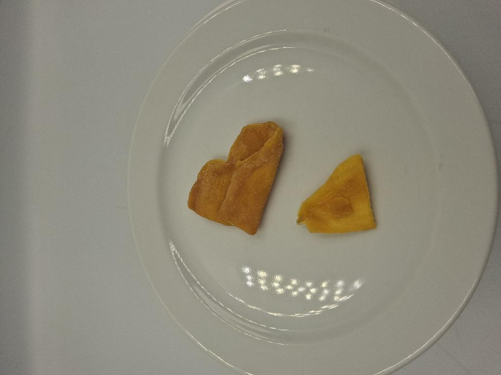 Varen er stykker af tørret mango med stærk duft af passionsfrugt og sød smag af passionsfrugt og mango. Mangostykkerne er orange med hvidt pulver.
Varen er en fødevare og kan spise uden yderligere tilberedning. Det er også oplyst, at varen kan bruges til madlavning.
Varen består af mango, sukker, passionsfrugtpulver og appelsinpulver
Varen foreligger af pakninger i detailsalgsemballage med en nettovægt på 100g.
