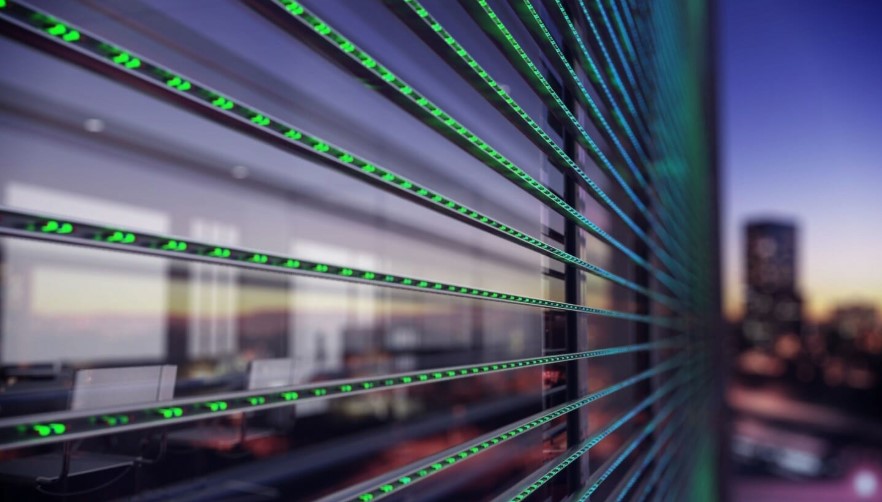 Varen er en LED-skærm i ikke-samlet stand. Varen består af flere individuelle LED-strips, som har en række af lysdioder.
Det er oplyst, at LED-stripsene udgør en vertikal eller horisontal række pixels i LED-skærmen. LED-skærmen anvendes til skiltning og som informationsskærme til offentlig visning. 

LED-skærmen har styresystem og processer. Styresystemet behandler billedsignaler fra et tilsluttet automatisk databehandlingsanlæg (ikke en del af denne BTO). Signalerne bliver pixelmappet, så LED-stripsene producerer billederne og bliver tilpasset skærmen. Styresystemsprocessoren kan modtage de alment kendte signalformater, som automatiske databehandlingsanlæg kan producere (DVI, HDMI, Display port mm).
LED-stripsene er produceret i ekstruderet aluminium, og er op til 20 mm høje og 4000 mm lange. LED-stripsene er ifølge det oplyste opbygget af RGB SMD-lysdioder med en pixelafstand fra 10 mm til 45 mm. 

Det er oplyst, at varen har flere styrebokse, som er forbundet og tilsluttet en styresystemsprocessor. Op til 32 LED-strips er forbundet til en styreboks med strømforsyning og styreprint.
Varen foreligger ifølge det oplyste i ikke-samlet stand og samles først ved installation.

Lysstyrken er fra 4500 til 7500 cd/m2 og opdateringsfrekvensen er mere end 1000 Hz.