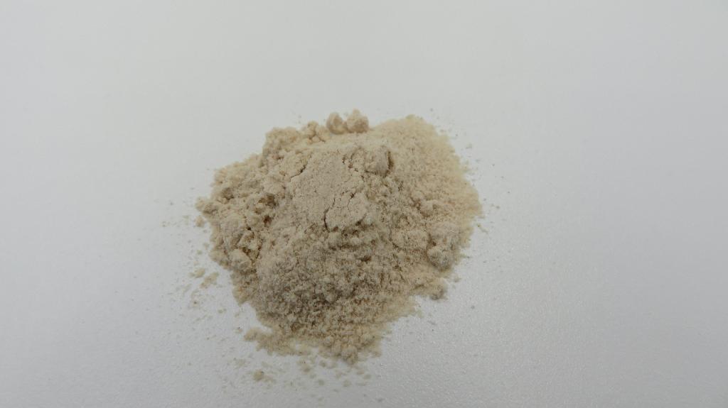 Varen består af et fint, beige pulver med små, sorte prikker i. 

Varen dufter kraftigt af tørrede plantedele, og smagen er neutral.
Varen anvendes til naturlægemidler, som kilde til kostfibre i fødevarer og som ingrediens i kosttilskud.
Det er oplyst, at varen består af formalede frøskaller (psyllium/loppefrø).
Varen foreligger i sække af 25 kg.
