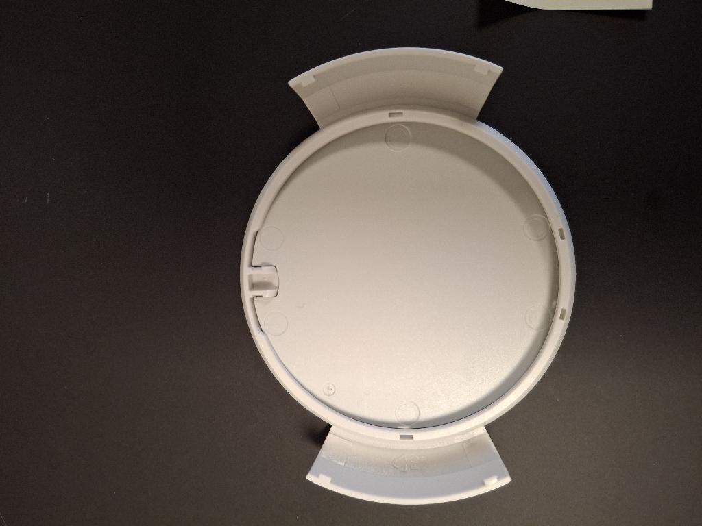 Varen foreligger som et rundt låg af plast, bestående af en tynd ydre ring hvori der sidder en låge i et hængsel som kan åbnes ved at trække i en tap modsat hængslet. På ydersiden af låget, modsat hinanden, ses to kraver med 90 graders bøjning der følger ringens form, og er ca. 3 cm lange. Hver krave har to små tapper på den indvendige kant, som peger ind mod midten af varen.
Det er oplyst at varen anvendes som låg til displayet på en vandmåler, samt at låget kun tjener til beskyttelse af displayet.
I henhold til det oplyste består varen af 90 % polycarbonat og 10 % glasfiber.
Det er oplyst at varen foreligger i pakninger af 10 stk. låg.