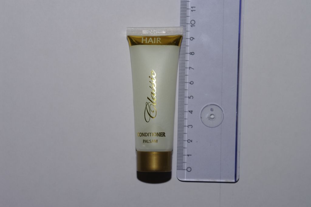 Juuksepalsam väikepudelis või tuubis, mille suurus varieerub 20 ml - 50 ml. Kasutatakse peamiselt hotellides.