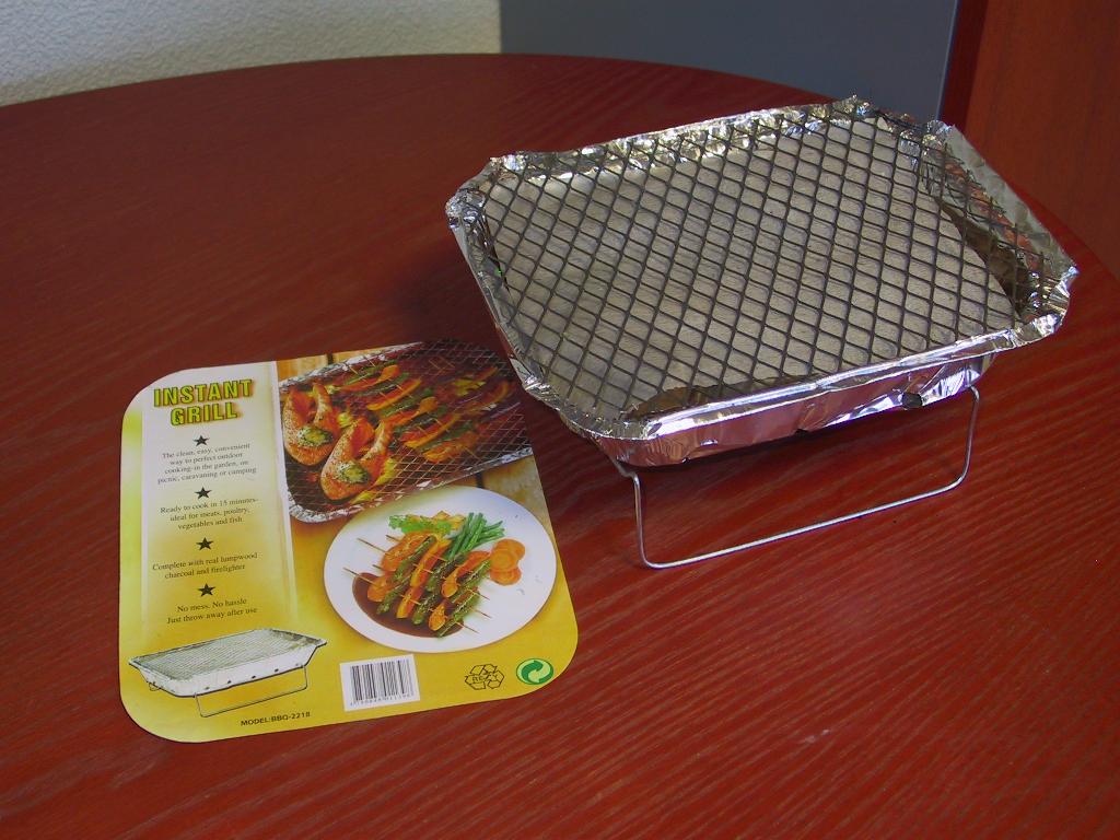 Ühekordne grill (kiirgrill). Alumiiniumfooliumist grillvann (fooliumi paksus erinevatel toodetel 0,05-0,08mm), bambusepurust pressitud süsi (kaal erinevatel toodetel 300-600g). Süsi on immutatud parafiinõliga. Kaasas süütepaber, mis on immutatud samuti parafiinõliga (CAS NO 8012-95-1, 13%). Kaasas on väikesed metalljalad ja metallist rest.
Ühekordne grill on pakendatud jaemüügipakendisse.
