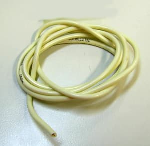 Cable telefónico de acometida interior de un solo par, para una tensión inferior o igual a 80 V, compuesto por dos hilos conductores de 0,5 ± 0,01 mm de diámetro, de cobre electrolítico puro recocido y pulido, aislados entre sí por fundas de polietileno de alta densidad de colores blanco y marrón, recubiertos por una vaina de PVC de color marfil. El par se acompaña con un hilo de rasgado de nailon. Se presenta en rollos de 250 m.